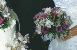 A beautiful bridal bouquet tinting flowers with eyeshadow to get the color the bride wanted on her white calla lilies.